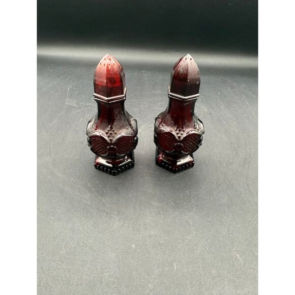 Set Of Two 1978 Avon Ruby Red Glass Cape Cod Salt & Pepper Shakers4.5" - Picture 8 of 8
